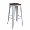Оптовая дешевая мебель белый коммерческий промышленный железный барный стул с деревянной доской барный стул